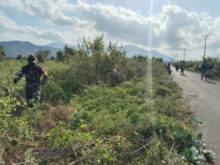 Babinsa Koramil 06/Karera Bersama Warga Desa Nggongi Gelar Karya Bakti Pembersihan Jalan