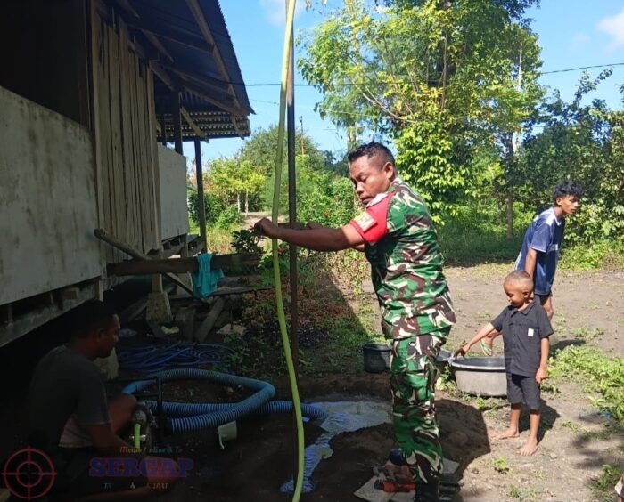 Gotong Royong Bor Air Manual, Babinsa Bantu Ringankan Kesulitan Warga