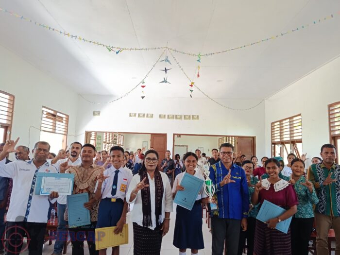 Pembagian Rapor Berbalut Prestasi Literasi, Kepala Dinas Perpustakaan dan Kearsipan Kabupaten Lembata Serahkan Hadiah Juara Resensi Buku