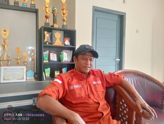 Pemdes Pakemitan Genjot Pendapatan Asli Desa PAdes Melalui Tata Kelola Tanah Desa Sergap.co.id Kab.tasikmalaya,|| pemerintahan desa Pakemitan kecamatan Cikatomas,Jawa barat Genjot Pendapatan asli desa PADES melalui Tata kelola tanah desa Desa Pakemitan mempunyai tanah kas desa seluas 42 hektar yang selama ini di garap oleh masyarakat, melihat keadaan keuangan anggaran desa dari pusat dirubah tata kelolanya sehingga mengurangi anggaran yang biasanya,yang semula tahun 2025 Rp. 800.000.000-, sekarang menjadi Rp .373.000.000,_ Kami pemerintahan desa berpikir supaya bisa menambah anggaran luar daripada Dana desa agar desa bisa membangun ,salah satu jalan adalah pemerintahan desa harus bisa menertibkan tanah kas desa supaya lebih tertata dan bisa menambah pendapatan desa "Salah satu upaya adalah melakukan pemutihan tanah kas desa , dan melakukan MOU dengan masyarakat penggarap tanah desa , langkah yang dilakukan Alhamdulillah berjalan sesuai kesepakatan antara pemerintahan desa dengan masyarakat Hasil dari kas tanah desa yang masuk ke kas pendapatan asli desa sekitar ,Rp. 39.000.000,_ dari jumlah tersebut dikembalikan lagi ke masyarakat untuk pembangunan di wilayah 50 porsen.,jelas kepala desa Asep Tomas Juhara