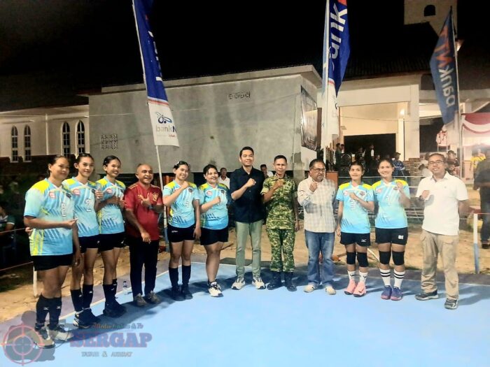 Pasi Pers Kodim 1601/Sumba Timur Hadiri Pembukaan Turnamen Voli Antar Umat HUT ke-75 Paroki Sang Penebus Wara
