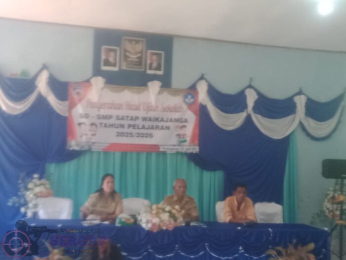 Penyerahan Hasil Ujian Sekolah SD-SMPN Satap Waikajanga Tahun Pelajaran 2025-2026