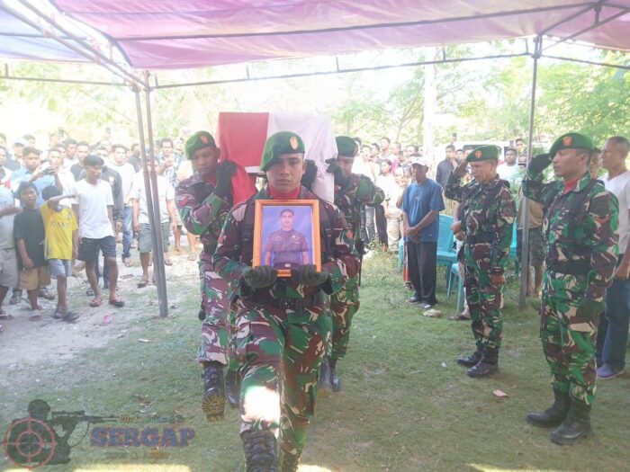 Kodim 1601/Sumba Timur Sambut Kedatangan Jenazah Praka Jefrianto Dakuhamang di Rumah Duka