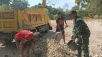 Dekat dengan Rakyat, Babinsa Kaliuda Bantu Ringankan Pekerjaan Warga