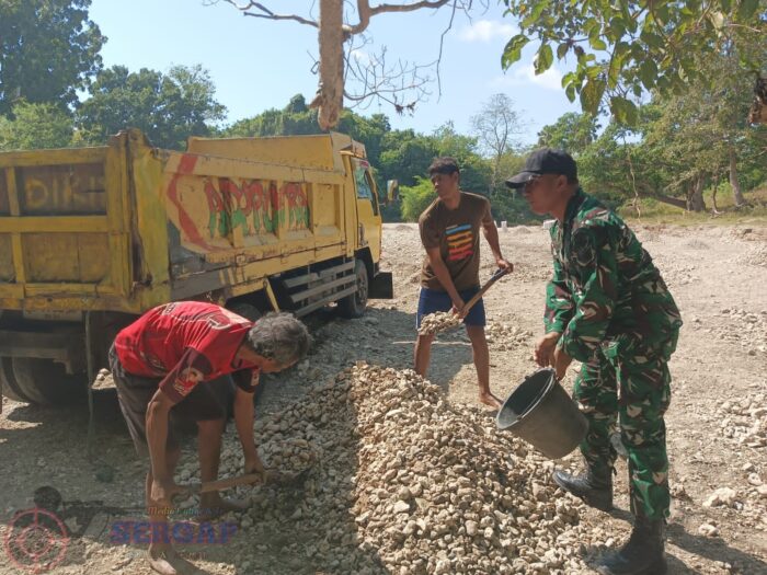 Dekat dengan Rakyat, Babinsa Kaliuda Bantu Ringankan Pekerjaan Warga