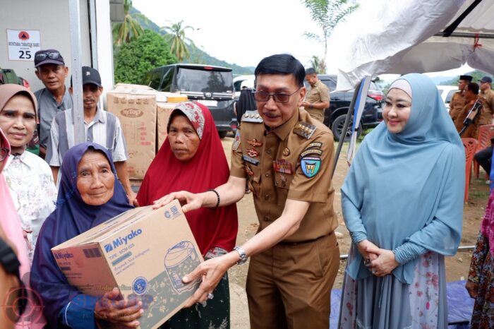 Bupati Pessel Bersama Lisda Hendrajoni Kembali berikan Bantuan untuk 83 KK di Huntara Bayang Utara