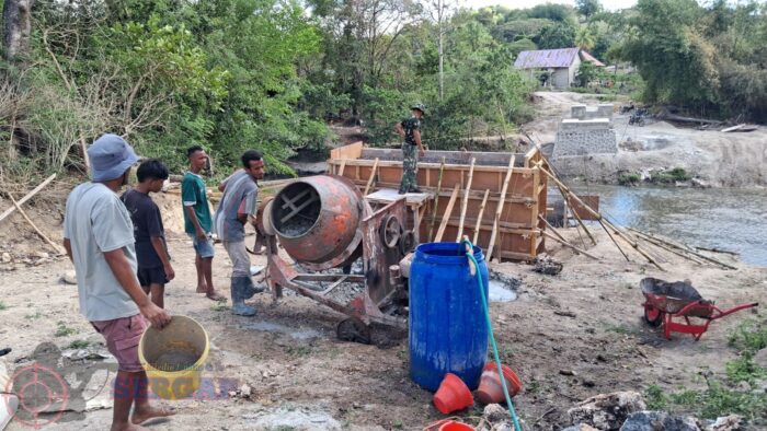 Semangat Kebersamaan, TNI dan Warga Cor Penahan Sling Angkur Jembatan di Wangga