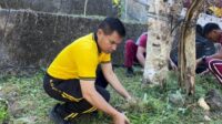 Bersihkan Tempat Ibadah Jelang HUT Bhayangkara, Polres Sumba Barat Tebar Pesan Kebersamaan