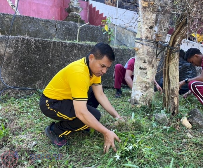 Bersihkan Tempat Ibadah Jelang HUT Bhayangkara, Polres Sumba Barat Tebar Pesan Kebersamaan