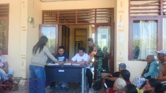 Dukung Program Pemerintah, Babinsa Koramil 05/Waingapu Awasi Penyaluran Bansos