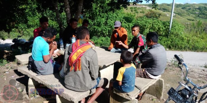Patroli Wilayah, Babinsa Koramil 05/Waingapu Ingatkan Bahaya Minuman Keras bagi Generasi Muda