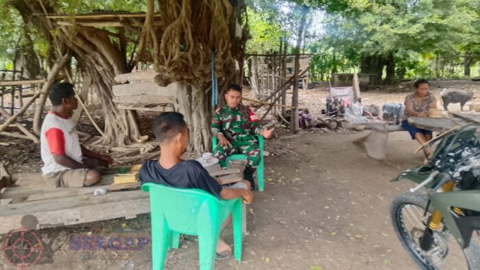 Pererat Silaturahmi, Babinsa Desa Palakahembi Ingatkan Pentingnya Persiapan Lahan Pertanian