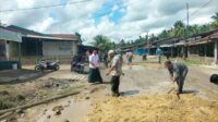 Warga Keluhkan Jalan Sentral Sultan Daulat-Rundeng, Pj Geuchik Ust. Agustari Husni Timbun Lubang Pakai Sertu