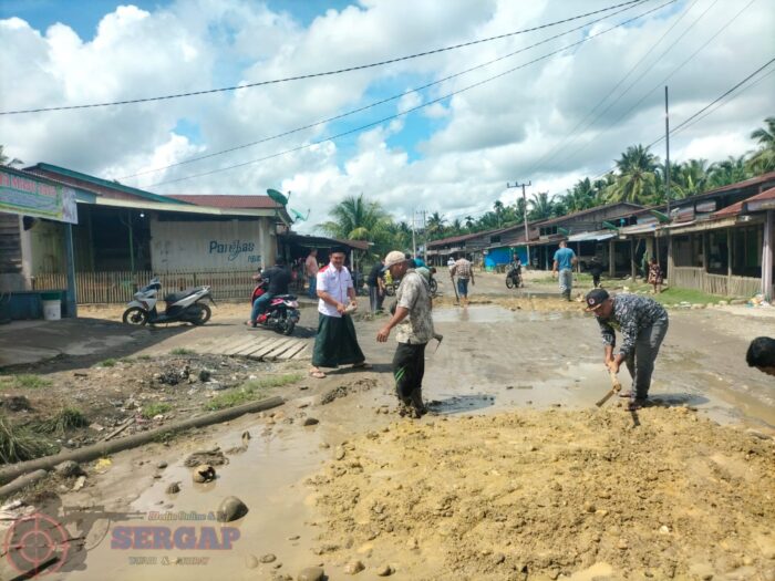 Warga Keluhkan Jalan Sentral Sultan Daulat-Rundeng, Pj Geuchik Ust. Agustari Husni Timbun Lubang Pakai Sertu