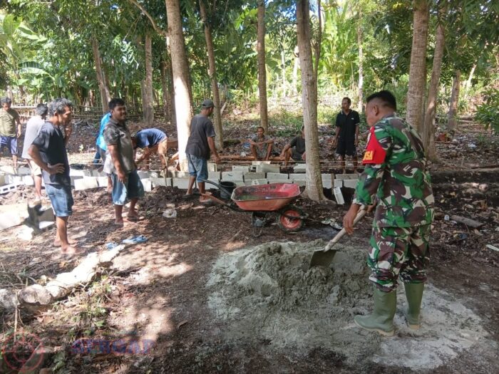 Gotong Royong Bangun Irigasi, Babinsa dan Warga Percepat Pasokan Air ke Persawahan