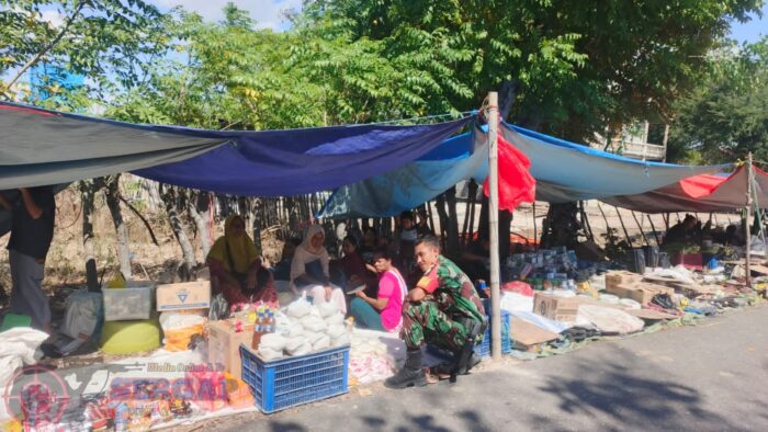 Monitoring Pasar Mingguan, Babinsa Pastikan Keamanan dan Stabilitas Harga Tetap Terjaga
