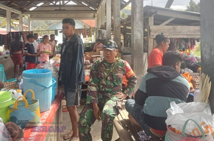 Monitoring Harga Sembako di Pasar Billa, Babinsa Perkuat Komunikasi dengan Pedagang