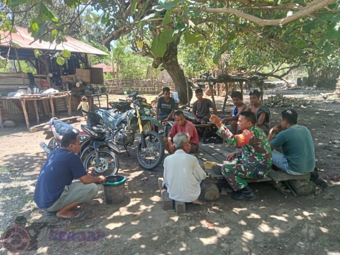 Masuki Musim Kemarau, Babinsa Edukasi Warga Cegah Karhutla di Karera