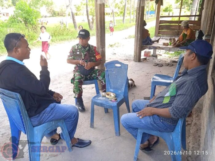 Jalin Silaturahmi, Babinsa Koramil 01/Lewa Ajak Warga Manfaatkan Lahan untuk Budidaya Padi