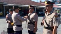 SUMBA BARAT – Kapolres Sumba Barat, AKBP Yohanis Nisa Pewali, S.S., M.H., memimpin upacara Serah Terima Jabatan (Sertijab) Kepala Satuan Lalu Lintas (Kasat Lantas) Polres Sumba Barat di Lapangan Apel Polres Sumba Barat, Senin (6/7/2026). Pergantian pejabat tersebut merupakan bagian dari proses regenerasi dan penyegaran organisasi di lingkungan Polri guna meningkatkan kinerja dan pelayanan kepada masyarakat. Dalam upacara tersebut, jabatan Kasat Lantas secara resmi diserahterimakan dari IPTU Hendra Karel Wadu, S.Psi., kepada AKP I Wayan Suardika, S.H. Prosesi berlangsung khidmat dengan dihadiri para Pejabat Utama Polres Sumba Barat, para Kapolsek jajaran, Bhayangkari, serta seluruh personel. Dalam amanatnya, Kapolres menyampaikan apresiasi kepada IPTU Hendra Karel Wadu atas dedikasi, loyalitas, dan pengabdian selama memimpin Satuan Lalu Lintas. Menurutnya, berbagai capaian yang telah diraih diharapkan menjadi bekal dalam mengemban tugas di tempat yang baru. Kepada pejabat baru, AKP I Wayan Suardika, Kapolres mengucapkan selamat datang dan berharap dapat segera beradaptasi dengan lingkungan kerja serta melanjutkan berbagai program pelayanan, khususnya di bidang lalu lintas. Ia juga menekankan pentingnya menghadirkan pelayanan yang profesional, humanis, dan responsif terhadap kebutuhan masyarakat. Di sisi lain, pergantian jabatan dipandang sebagai bagian dari dinamika organisasi yang bertujuan memperkuat kapasitas institusi, sekaligus menjaga kesinambungan program kerja yang telah berjalan. Usai upacara, kegiatan dilanjutkan dengan acara pisah sambut dalam suasana hangat dan penuh kekeluargaan sebagai bentuk penghormatan kepada pejabat lama serta penyambutan pejabat baru. Melalui sertijab tersebut, Polres Sumba Barat berharap soliditas internal, sinergi antarpersonel, dan kualitas pelayanan kepada masyarakat terus meningkat guna mendukung terciptanya keamanan, keselamatan, ketertiban, dan kelancaran lalu lintas di wilayah hukumnya.