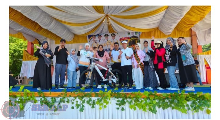 Sekda Pessel Zainal Arifin Buka Senam Massal dan Gebyar Pajak Daerah di Pantai Carocok Painan