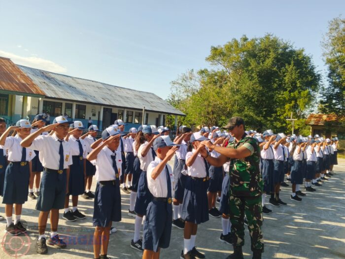 Babinsa Karera Berikan Materi PBB kepada Siswa Baru SMP Negeri 2 Karera dalam Kegiatan MPLS