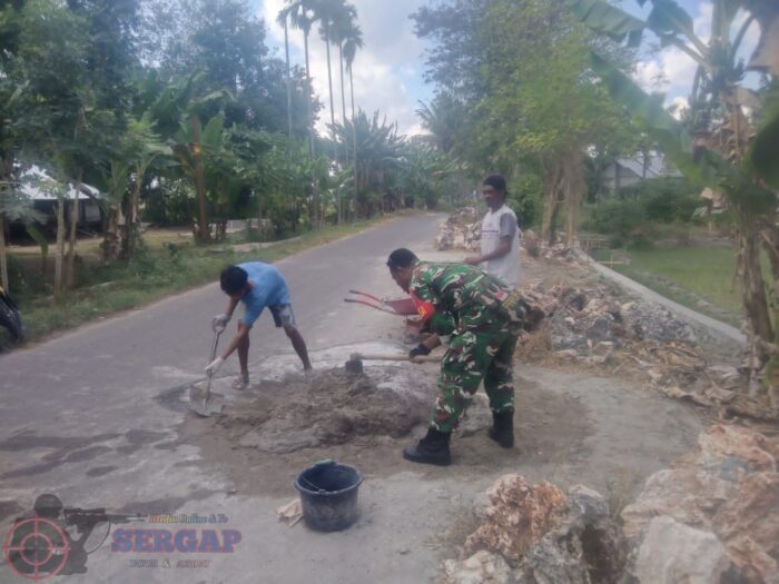 Babinsa Koramil 05/Waingapu Bantu Warga Perbaiki Saluran Irigasi Demi Dukung Pertanian