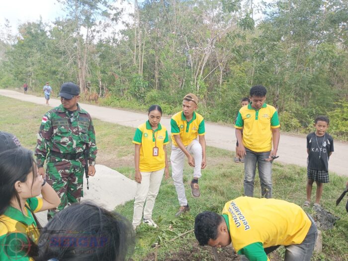 Babinsa Pahunga Lodu dan Mahasiswa KKN Udayana Gotong Royong Bangun Bak Sampah di Desa Pamburu