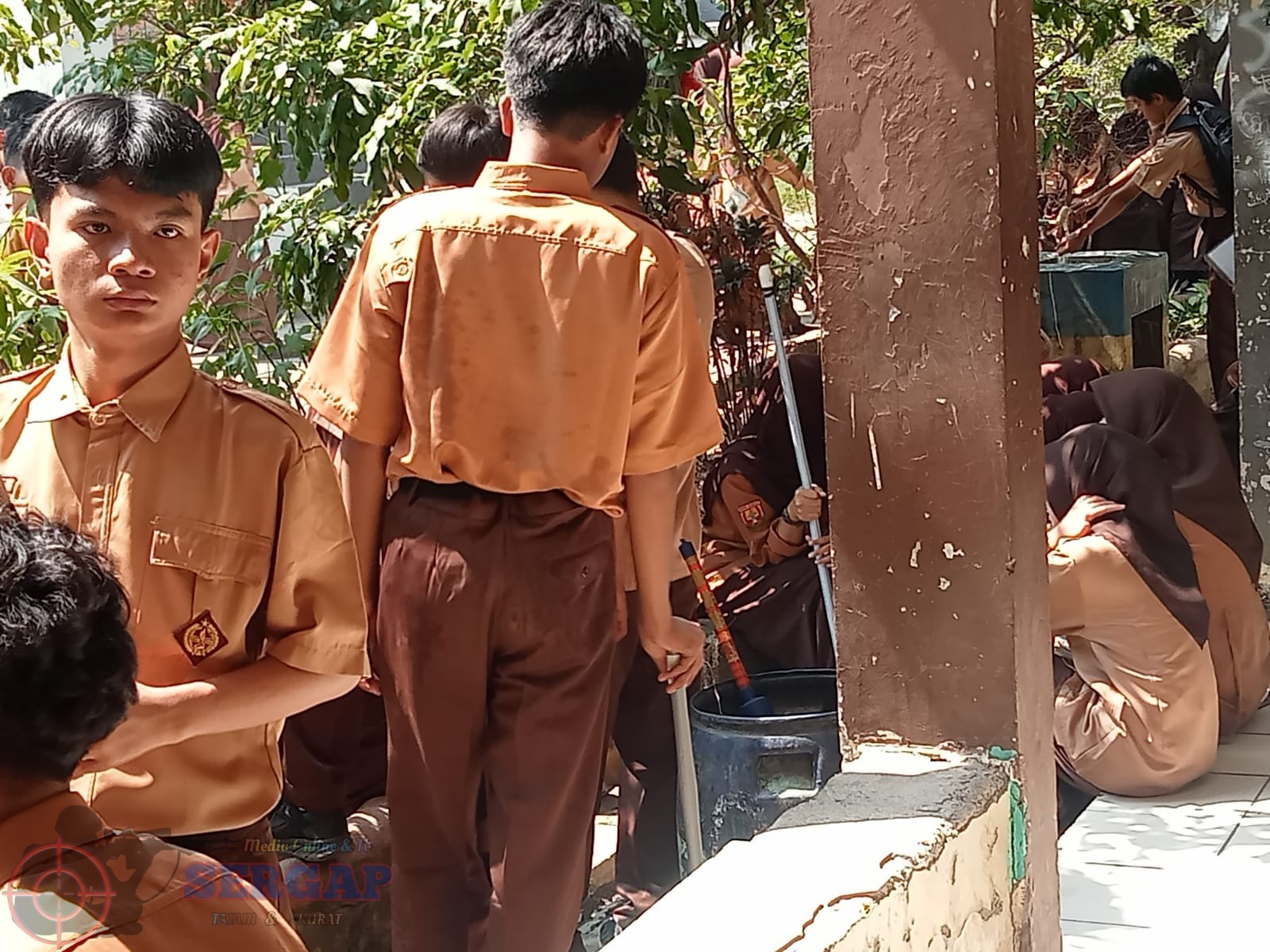SMP Negeri 5 Karawang Barat Giat Program Rutin Penguatan Terhadap Lingkungan Sekolah
