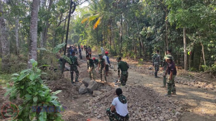 Satgas TMMD Ke-129 Kodim 0601/Pandeglang Optimalkan Pengerasan Jalan di Kampung Ciririgi pada Hari Ke-13
