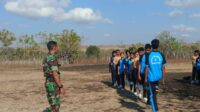 Dukung Ketahanan Pangan, Babinsa Karera Bantu Petani Tanam Padi di Desa Nggongi