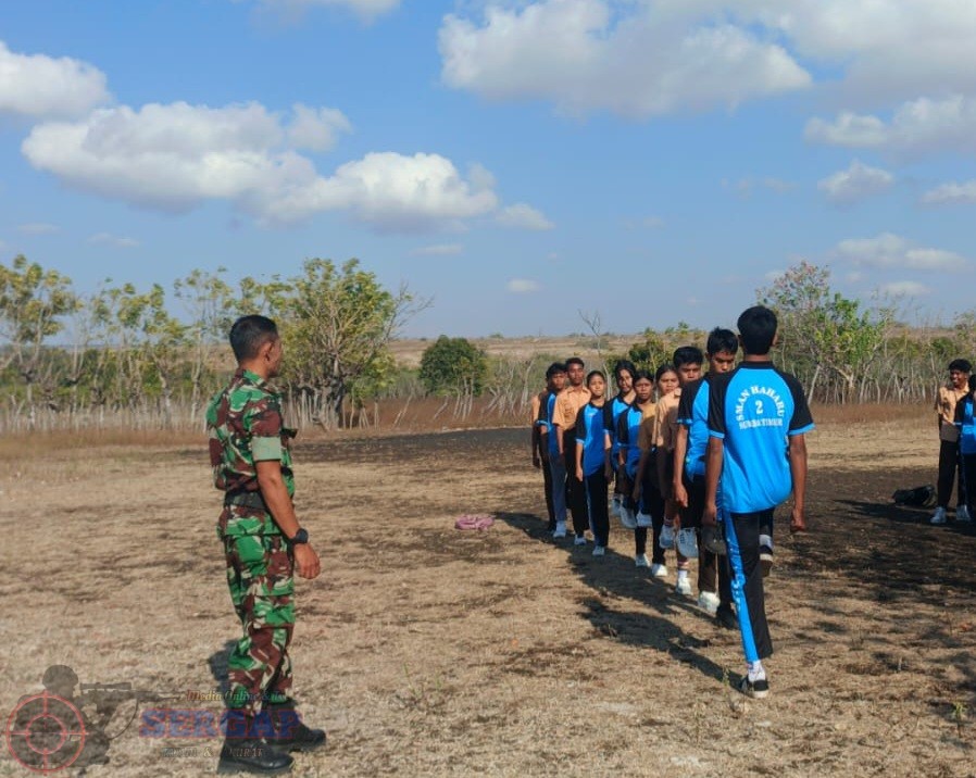 Babinsa Koramil 05/Waingapu Bersama Polsek Haharu Seleksi dan Latih Calon Paskibra SMA Negeri 2 Haharu