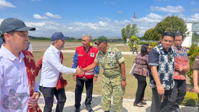 Pasi Ops Kodim 1601/Sumba Timur Hadiri Penjemputan Kunjungan Kerja Menteri RI di Sumba Timur