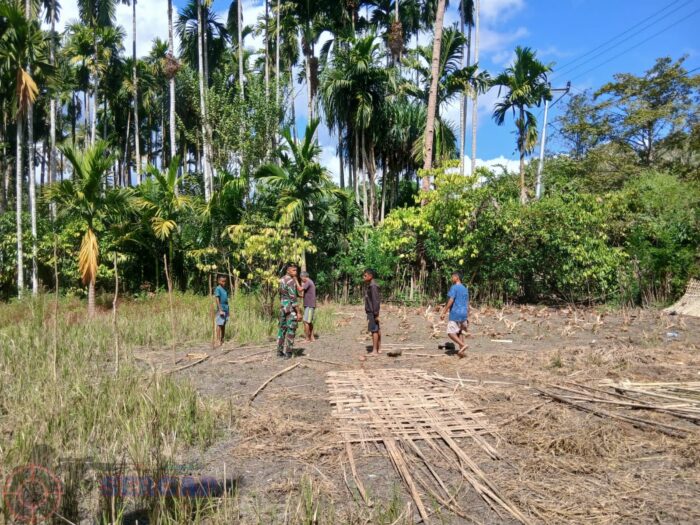 Semangat Gotong Royong, Babinsa dan Warga Siapkan Lahan Kebun Sayur di Tabundung