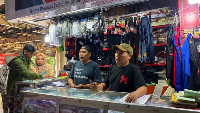 Jelang Tahun Ajaran Baru, Pasar Kosambi Bandung Diserbu Pemburu Seragam Sekolah