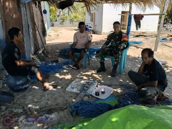 Pererat Silaturahmi, Babinsa Rindi Umalulu Laksanakan Komsos dengan Nelayan