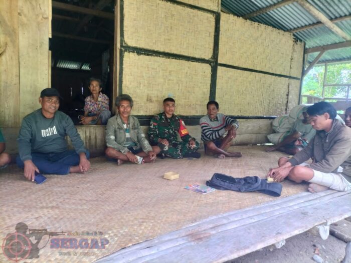 Pantau Wilayah Binaan, Babinsa Lewa Ajak Warga Jaga Kamtibmas dan Hindari Bakar Lahan