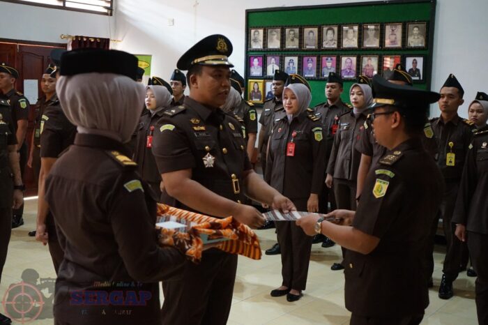 Kejari Pessel Lantik Tiga Kasi. Dede Mauladi: saya mohon pamit.