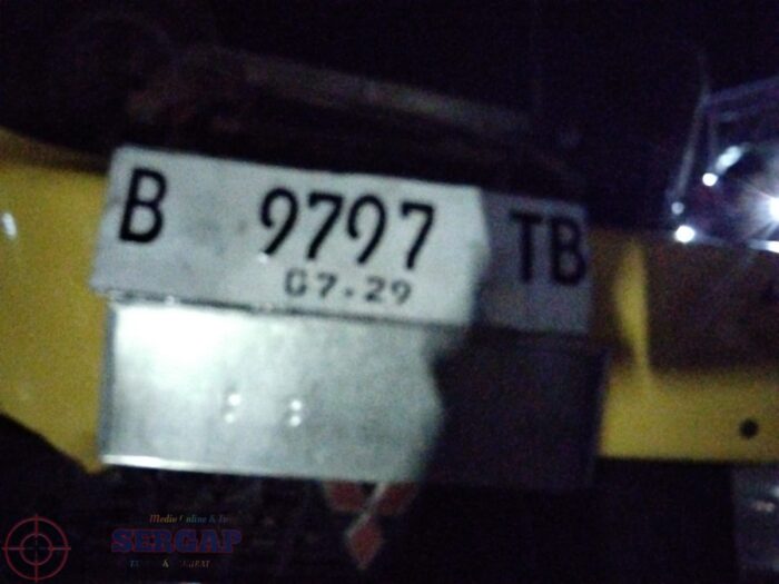 Diduga Angkut BBM Solar Ilegal, Mobil Box Terguling di Jalan Panimbang–Labuan Setelah Tabrak Tiang