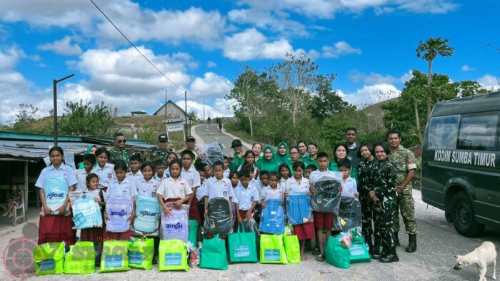 Bantuan Sosial Ketua Umum Persit KCK Disalurkan kepada Siswa SD Hiliwuku di Sumba Timur
