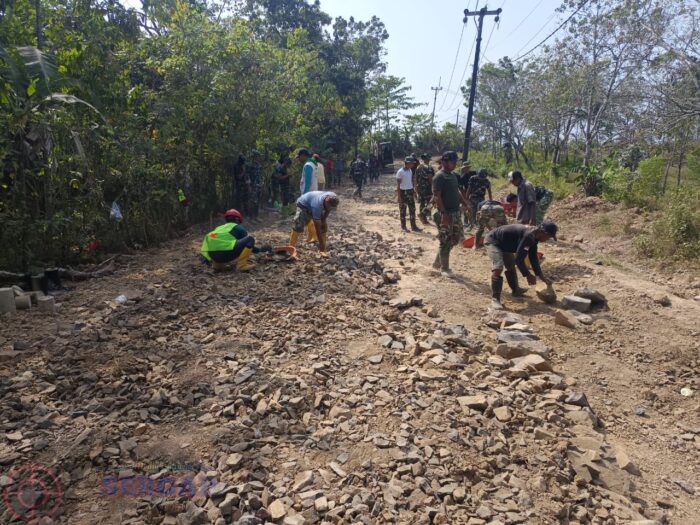 TMMD Ke-129 Kodim 0601/Pandeglang: Hari Ke-11, TNI dan Warga Kompak Bangun Jalan Penghubung di Patia