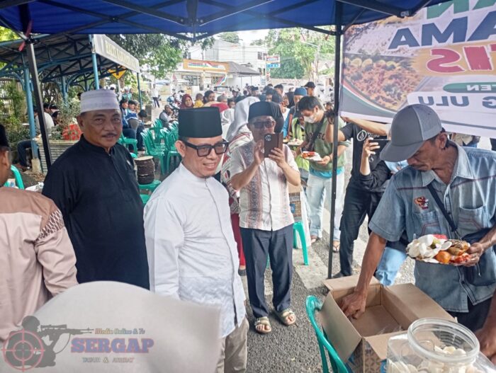 Bupati OKU Gelar Makan Bersama Gratis Usai Salat Jumat, Ratusan Warga Padati DiDepan Rumah Dinas