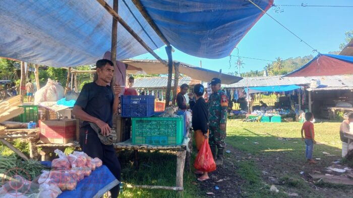 Babinsa Koramil 04/Tabundung Pantau Harga Sembako, Ingatkan Pedagang Jaga Kebersihan Pasar