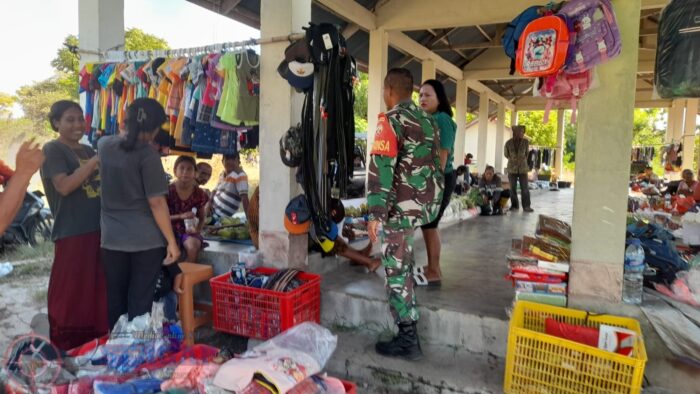 Babinsa Koramil 02/Rindi Umalulu Ajak Pedagang Jaga Kebersihan Pasar Tradisional