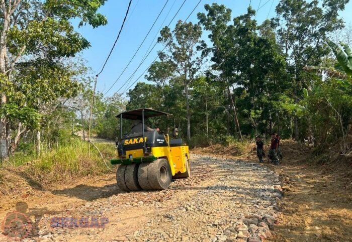 Menuju Jalan yang Lebih Layak, Satgas TMMD Ke-129 Genjot Pemadatan