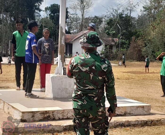 Babinsa Koramil 01/Lewa Latih Paskibraka SMA Negeri 1 Nggoa Sambut HUT RI Ke-81