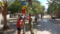 Sambut HUT RI Ke-81, Babinsa Koramil 05/Waingapu Ajak Warga Pasang Bendera Merah Putih