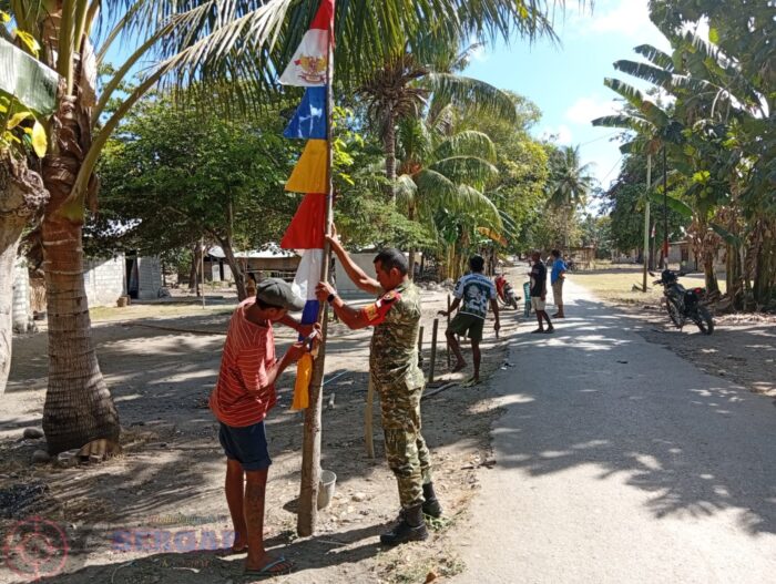 Sambut HUT RI Ke-81, Babinsa Koramil 05/Waingapu Ajak Warga Pasang Bendera Merah Putih