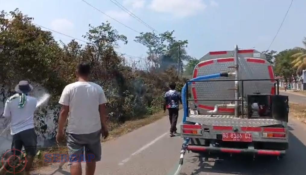 Kebakaran Lahan di Jalan Islamic Center Muara Enim Nyaris Bakar Pemukiman, Warga dan Petugas PLN-Polri Bahut-Membahu Padamkan Api Caption : Pasokan Air Bersih PDAM bersama Masyarakat dan Pihak lainnya membantu Pemadaman