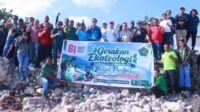 Bersihkan Pantai Pasir Panjang, Kemenag NTT Tegaskan Ekoteologi Harus Hadir dalam Aksi